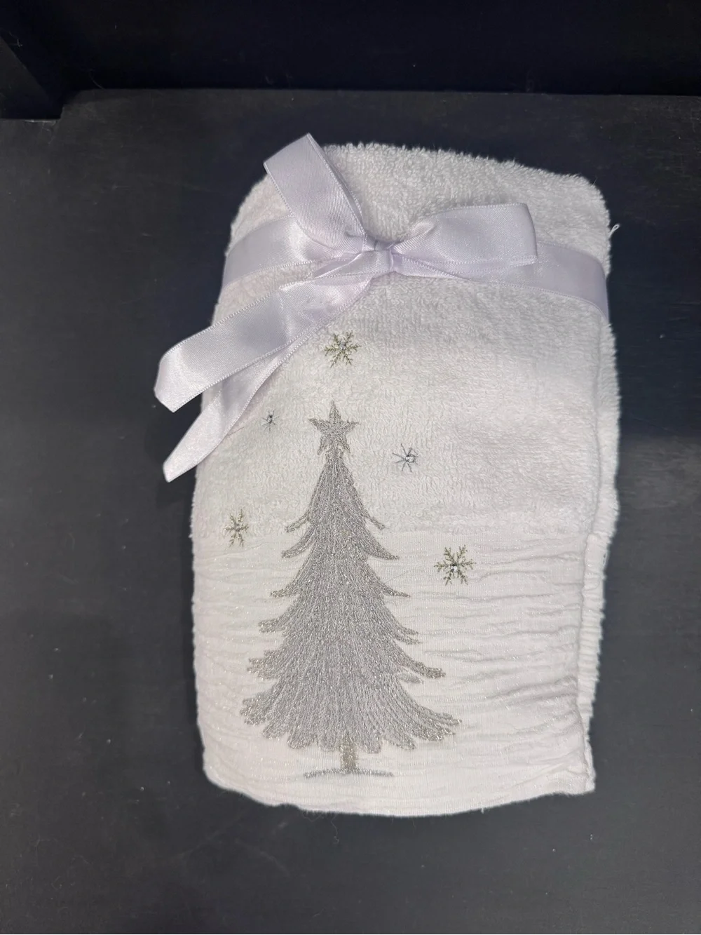NWT Glitz & Glimmer set of 2 Christmas Tree Sparkle Hand Towels winter